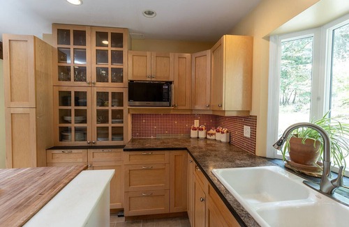 Juan de Fuca Electoral Area House | Rustic & Serene Forest 4 Bedroom Home - West Coast Retreat