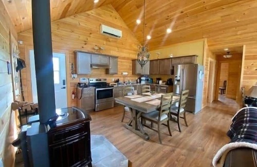 Mount Stewart House | Safe Harbour Vacation Lodge – Riverside Comfort, Kayaks & Outdoor Adventure