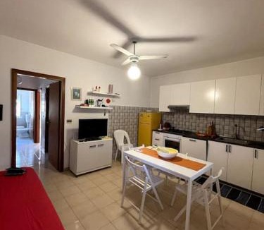 San Giorgio House | San Giorgio (Me) Comodo appartamento a 100 metri dal mare in elegante residence, 4/5 posti letto, parcheggio privato.