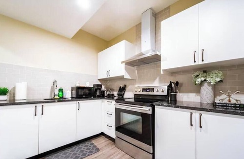 Mayfield Apartment | Sanctuary Suite - KingBed - Wifi - Near WEM/Rogers