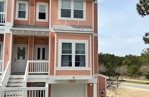 Bermuda Bay House | Sandy Paws Townhouse, Private Mini Water Park, Dog Friendly!