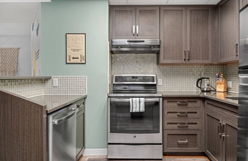 Bridgeland House | Scarlett Manor | Funky 1 BR Century Home-Near DT, C-train