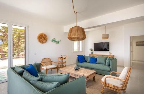 Capo Zafferano Apartment | Sea Frame Design Apartments with Pool by Wonderful Italy