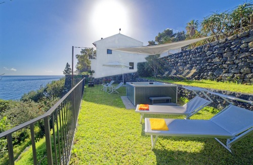 Praiola House | sea view house with Etna behind