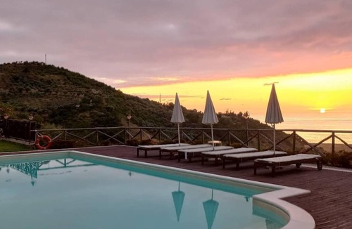 Capri Leone Bed & Breakfast | Sea view room with swimming pool at Villa Tecla