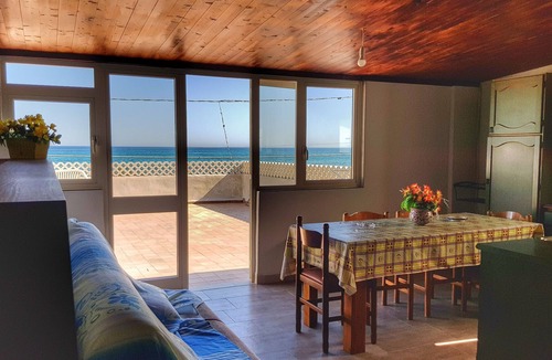 Tre Fontane House | seafront holiday home