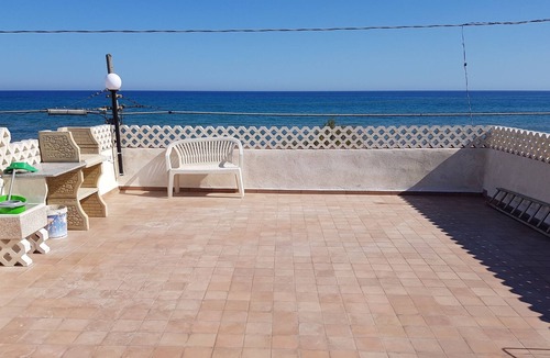 Tre Fontane House | seafront holiday home