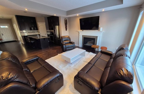 Griesbach House | Sean Comfy Home Modern Escape in Edmonton – Near Northgate