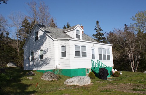 Boutiliers Point Cottage | Seaside Cottage with Rustic Charm