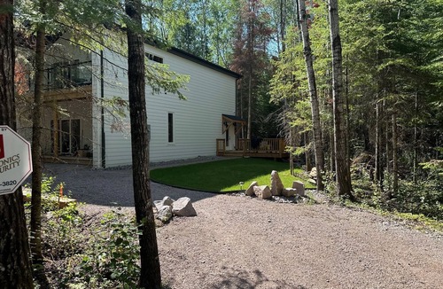 Lac du Bonnet Cottage | Secluded Forest Themed Cottage with Hot Tub,3 bed 2 bath with loft sitting area
