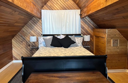 Eagle Creek Cottage | Secluded Lakefront Cottage in the Cariboo Pet-friendly