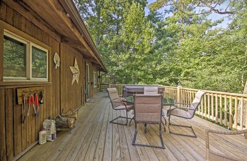 Hood House | Secluded Stanardsville Cabin w/10 Acres & Hot Tub