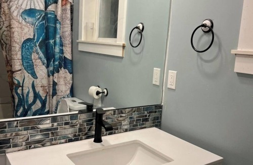 Fanny Bay Cottage | Secondary private 1 bdrm/1 bath suite in Fanny Bay