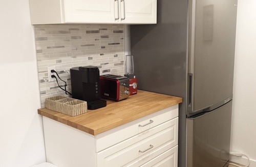 Hollyburn House | Self Contained Spacious Guest Space w/Separate Entrance in West Vancouver