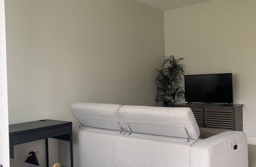 Richmond City Centre Apartment | Self contained suite.Central Richmond close to transit and amenities.