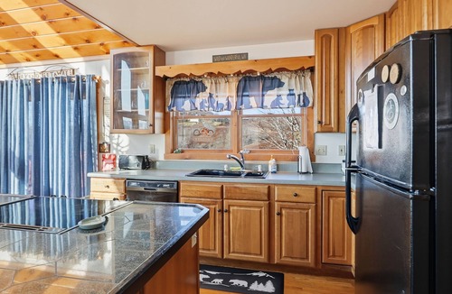 Mountain Base House | Serene Mountaintop Cabin w/Views near Snowshoe!