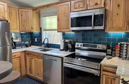 Front Royal Cabin | Shenandoah Twilight | Hot Tub & Golden Hour Mountain Views