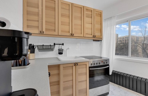Milton Park Apartment | Sherbrooke Suite 105 Downtown Montreal | Queen Bed, Sofa Bed, 65` Roku TV