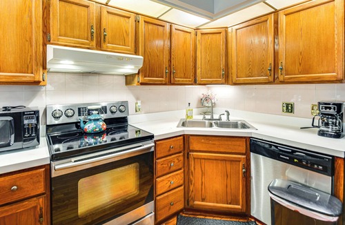 Greenbrier East House | Shop, Golf & Explore: Family Home in Chesapeake!