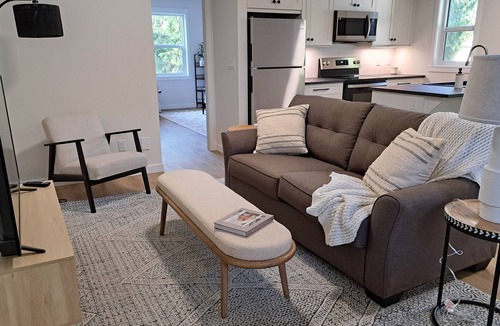 Sicamous Apartment | Sicamous Upper Suite - Licensedn