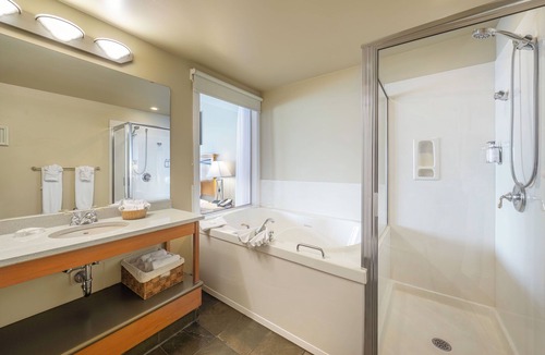 Booktown Hotel | Sidney Waterfront Inn & Suites