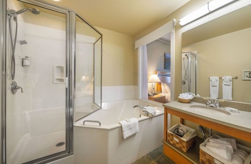 Booktown Hotel | Sidney Waterfront Inn & Suites