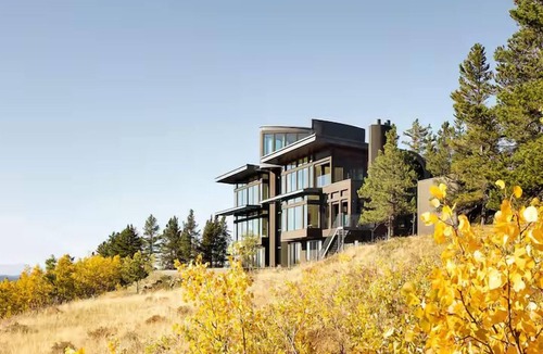 Bragg Creek House | Silver Birch Vista: 160-Acre Mountain Retreat
