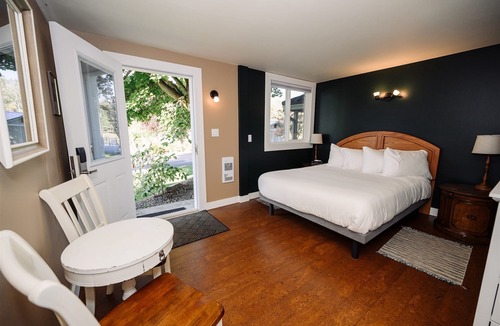Keremeos Hotel | Similkameen Wild Resort & Winery