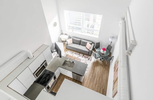 Kirkendall North Apartment | simply Comfort. UV Disinfected Rosebud 2Br Loft Free Parking Gym