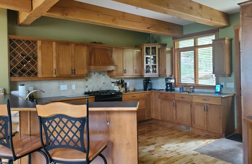 East Kootenay House | Ski In Panorama Cabin with 4 bedrooms and Private Hot tub