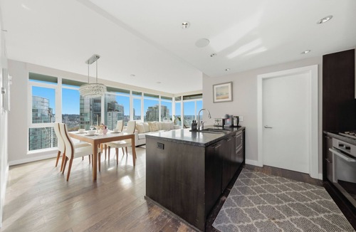 Downtown Vancouver Apartment | Sky-High Luxury in Vibrant Yaletown Hub WaterViews