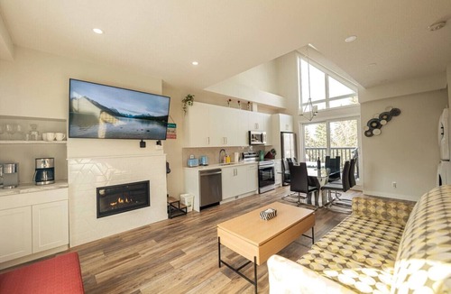 Canmore Villa | Skyline Soak – Pool & Hot Tub + Mountain Views
