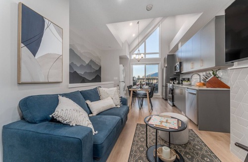 Canmore Villa | Skyview Retreat - Pool, Hot Tub & Parking