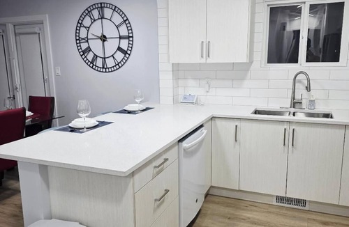 West Edmonton Condo | SLEEK FAMILY-FRIENDLY 3 BEDROOM HOUSE MINUTES FROM WEM.
