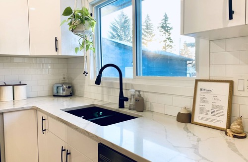 Kingsland House | Sleek Modern Brand New Bungalow near Chinook mall