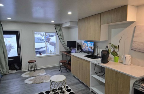 Chateauguay Apartment | Sleek & Modern Studio,Separate Entrance 20 Mints from YUL Airport & downtown