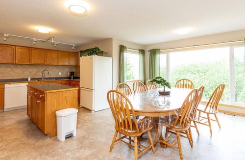 Twin Butte Villa | Sleeps 32 - 5 mins. from Waterton - Whole House