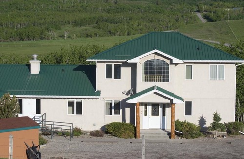 Twin Butte Villa | Sleeps 32 - 5 mins. from Waterton - Whole House