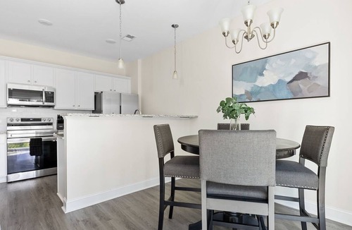 Huntcliff House | Sleeps 6 - 12 min from Fort Jackson - EV Charger & Pet Friendly!