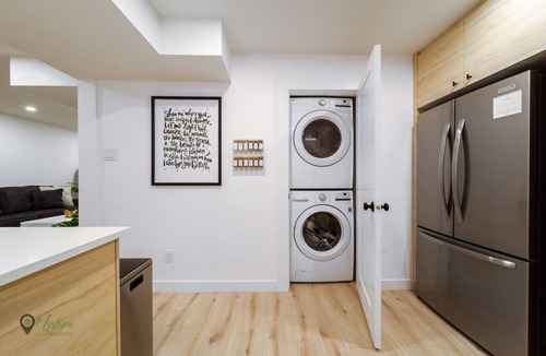 Edmonton House | Sleeps 6| Luxury Suite |Near Whyte Av & DT|Netflix