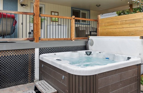 North End House | Sleeps 8, Hot tub, Large Patio & Deck Down town - 2 Bedroom 1 Bathroom