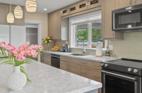 North End House | Sleeps 8, Hot tub, Large Patio & Deck Down town - 2 Bedroom 1 Bathroom