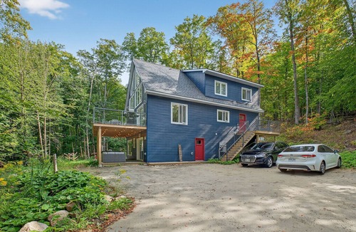 Dysart et al Cabin | Sleeps-8, Hot Tub, Sauna, EV Charger