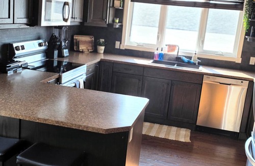 Markerville House | ○Small Town Pearl○ 2Level Hidden Gem Near RedDeer│1K+2Q│Private Yard│Firepit+BBQ