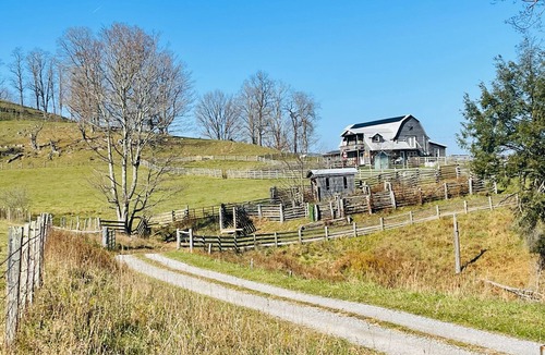 Harman House | Solar Powered Barn on Farm w/Hot Tub & Pond