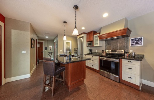 Canmore Resort | Solara Resort Canmore/Main Floor Pet-Friendly Corner Suite