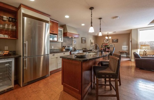 Canmore Resort | Solara Resort Canmore/Main Floor Pet-Friendly Corner Suite