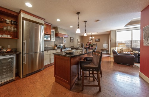 Canmore Resort | Solara Resort Canmore/Main Floor Pet-Friendly Corner Suite