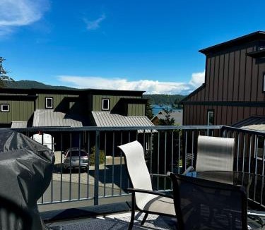 Sooke House | Sooke Harbour Townhouse - Waterfront 2-Bed Rental