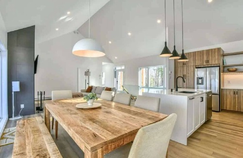 Argenteuil Regional County Municipality Ski Chalet | Spa, Pool & Sauna - Le Montagnard